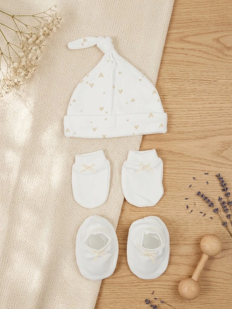 Sunnozy-Hat+Mittens+Booties - golden heart - 0+